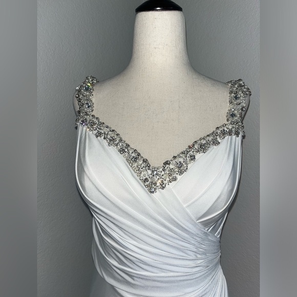 Justin Alexander Wedding Dress with Veil - Picture 6 of 15